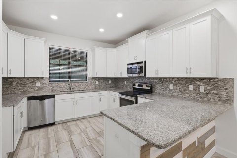 Townhouse in Davenport, Florida 4 bedrooms, 241.17 sq.m. № 2206668 - photo 19