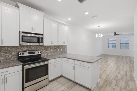 Townhouse in Davenport, Florida 4 bedrooms, 241.17 sq.m. № 2206668 - photo 20