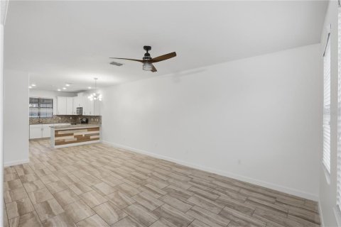 Townhouse in Davenport, Florida 4 bedrooms, 241.17 sq.m. № 2206668 - photo 14