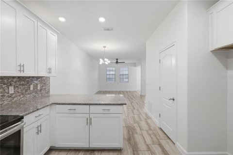 Townhouse in Davenport, Florida 4 bedrooms, 241.17 sq.m. № 2206668 - photo 23