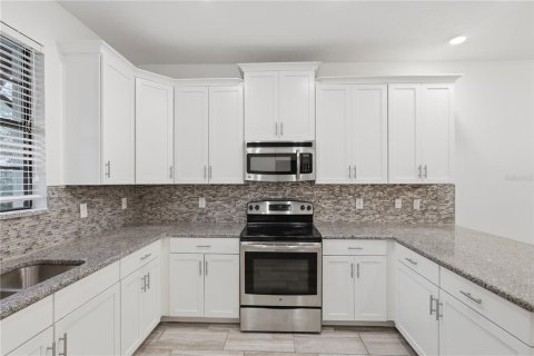 Townhouse in Davenport, Florida 4 bedrooms, 241.17 sq.m. № 2206668 - photo 21