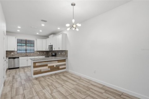 Townhouse in Davenport, Florida 4 bedrooms, 241.17 sq.m. № 2206668 - photo 15