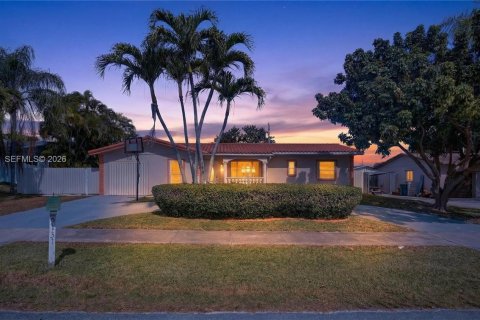 House in Palmetto Bay, Florida 3 bedrooms, 182.46 sq.m. № 2028018