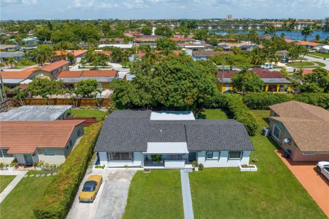 Casa en Miami, Florida 2 dormitorios, 166.2 m2 № 2025404
