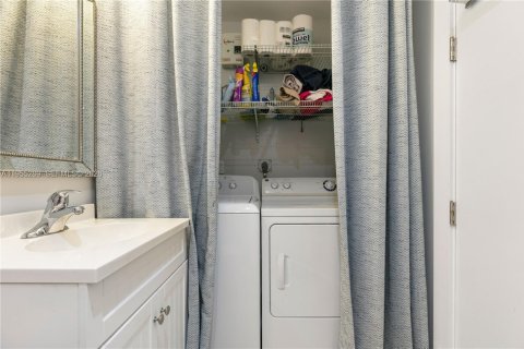 Casa en alquiler en Miami, Florida, 2 dormitorios, 166.2 m2 № 2025404 - foto 12