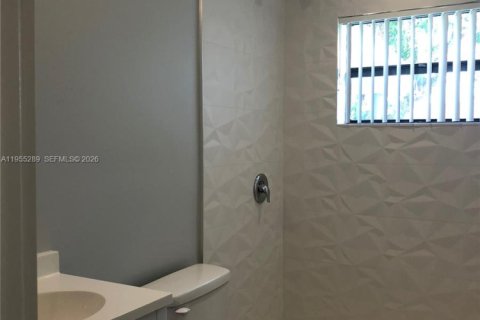 Casa en alquiler en Miami, Florida, 2 dormitorios, 166.2 m2 № 2025404 - foto 16