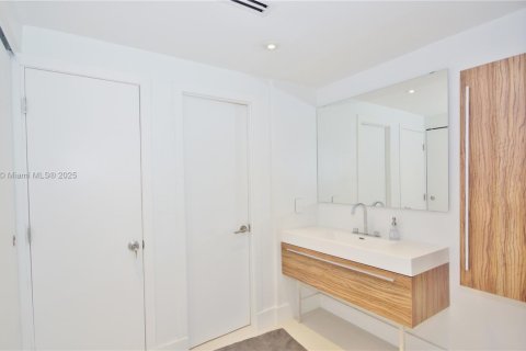 Copropriété à louer à Sunny Isles Beach, Floride: 2 chambres, 126.07 m2 № 2038135 - photo 12