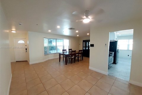 Villa ou maison à louer à Hollywood, Floride: 2 chambres, 119.75 m2 № 1999190 - photo 5