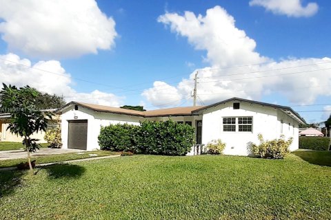 Villa ou maison à louer à Hollywood, Floride: 2 chambres, 119.75 m2 № 1999190 - photo 16