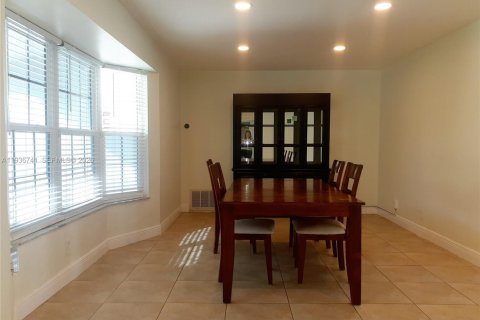 Villa ou maison à louer à Hollywood, Floride: 2 chambres, 119.75 m2 № 1999190 - photo 26