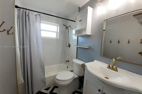 Villa ou maison à louer à Hollywood, Floride: 2 chambres, 119.75 m2 № 1999190 - photo 25