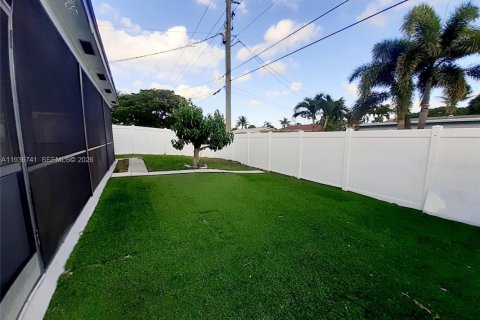 Villa ou maison à louer à Hollywood, Floride: 2 chambres, 119.75 m2 № 1999190 - photo 17