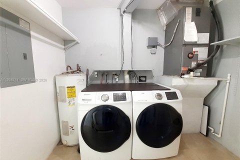 Villa ou maison à louer à Hollywood, Floride: 2 chambres, 119.75 m2 № 1999190 - photo 20