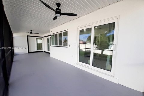 Villa ou maison à louer à Hollywood, Floride: 2 chambres, 119.75 m2 № 1999190 - photo 15