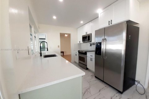 Villa ou maison à louer à Hollywood, Floride: 2 chambres, 119.75 m2 № 1999190 - photo 3