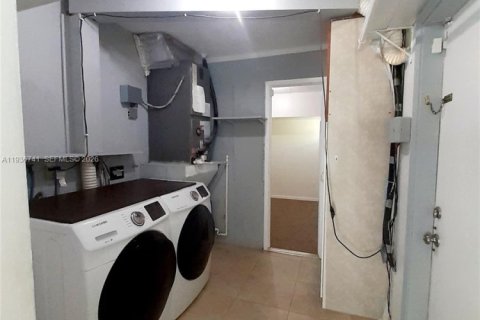 Villa ou maison à louer à Hollywood, Floride: 2 chambres, 119.75 m2 № 1999190 - photo 19