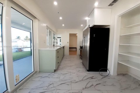 Villa ou maison à louer à Hollywood, Floride: 2 chambres, 119.75 m2 № 1999190 - photo 29