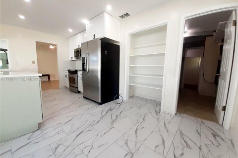 Villa ou maison à louer à Hollywood, Floride: 2 chambres, 119.75 m2 № 1999190 - photo 30