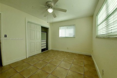 Villa ou maison à louer à Hollywood, Floride: 2 chambres, 119.75 m2 № 1999190 - photo 12