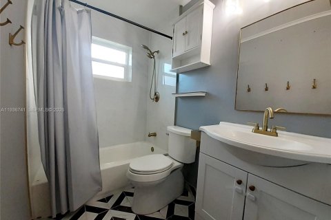 Villa ou maison à louer à Hollywood, Floride: 2 chambres, 119.75 m2 № 1999190 - photo 13