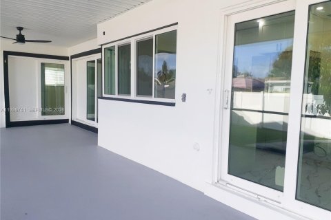 Villa ou maison à louer à Hollywood, Floride: 2 chambres, 119.75 m2 № 1999190 - photo 24