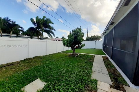 Villa ou maison à louer à Hollywood, Floride: 2 chambres, 119.75 m2 № 1999190 - photo 21