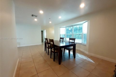 Villa ou maison à louer à Hollywood, Floride: 2 chambres, 119.75 m2 № 1999190 - photo 7