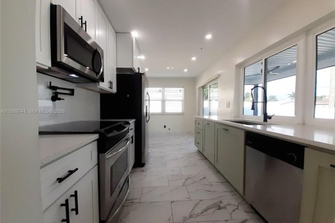 Villa ou maison à louer à Hollywood, Floride: 2 chambres, 119.75 m2 № 1999190 - photo 2