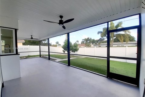 Villa ou maison à louer à Hollywood, Floride: 2 chambres, 119.75 m2 № 1999190 - photo 23