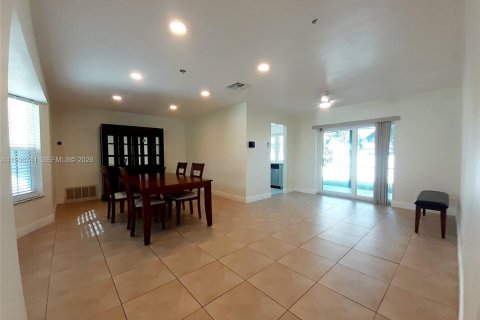 Villa ou maison à louer à Hollywood, Floride: 2 chambres, 119.75 m2 № 1999190 - photo 6