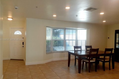 Villa ou maison à louer à Hollywood, Floride: 2 chambres, 119.75 m2 № 1999190 - photo 27