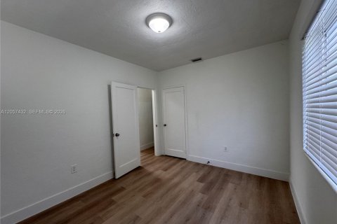 House in Miami, Florida 2 bedrooms, 222.59 sq.m. № 2248857 - photo 8
