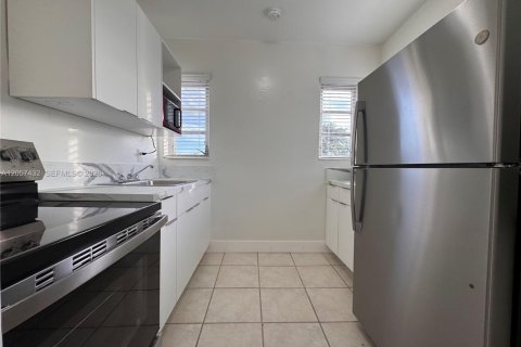 House in Miami, Florida 2 bedrooms, 222.59 sq.m. № 2248857 - photo 4