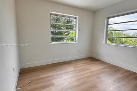 House in Miami, Florida 2 bedrooms, 222.59 sq.m. № 2248857 - photo 7