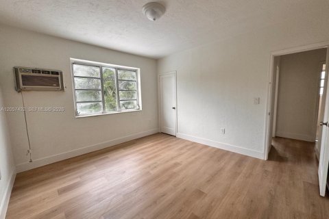 House in Miami, Florida 2 bedrooms, 222.59 sq.m. № 2248857 - photo 5