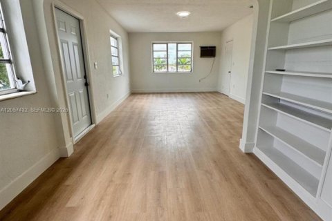 House in Miami, Florida 2 bedrooms, 222.59 sq.m. № 2248857 - photo 3