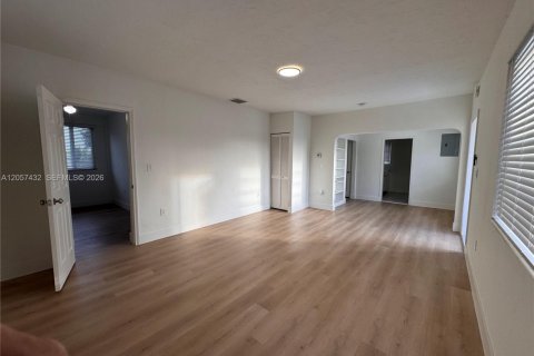 House in Miami, Florida 2 bedrooms, 222.59 sq.m. № 2248857 - photo 2