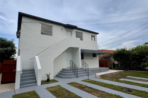 House in Miami, Florida 2 bedrooms, 222.59 sq.m. № 2248857