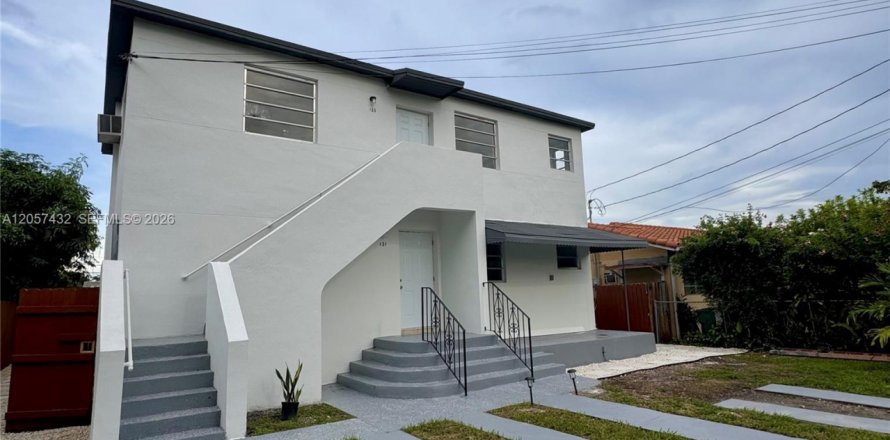 House in Miami, Florida 2 bedrooms, 222.59 sq.m. № 2248857