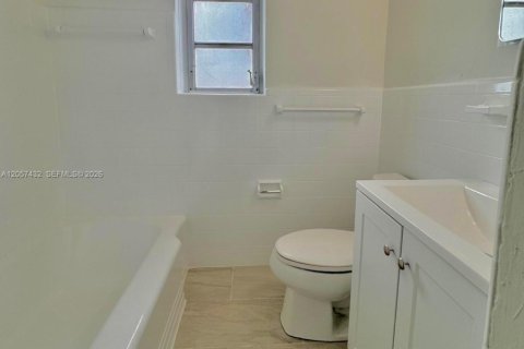 House in Miami, Florida 2 bedrooms, 222.59 sq.m. № 2248857 - photo 6