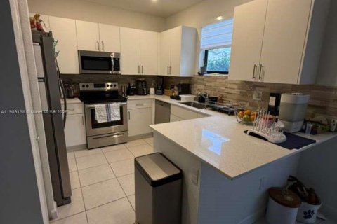 Купить таунхаус в Пемброк-Пайнс, Флорида 3 спальни, 140м2, № 2054669 - фото 26