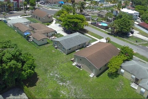 Propiedad comercial en venta en Hallandale Beach, Florida № 2012691 - foto 17