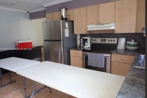 Propiedad comercial en venta en Hallandale Beach, Florida № 2012691 - foto 12