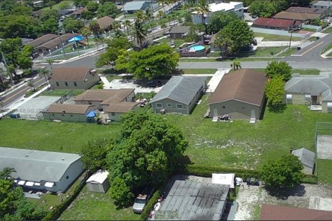 Propiedad comercial en venta en Hallandale Beach, Florida № 2012691 - foto 18