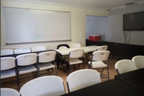 Propiedad comercial en venta en Hallandale Beach, Florida № 2012691 - foto 11