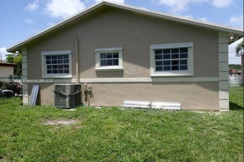 Propiedad comercial en venta en Hallandale Beach, Florida № 2012691 - foto 7