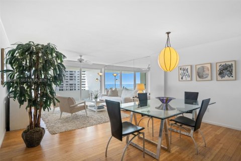 Condominio en venta en Key Biscayne, Florida, 1 dormitorio, 78.04 m2 № 2060448 - foto 2