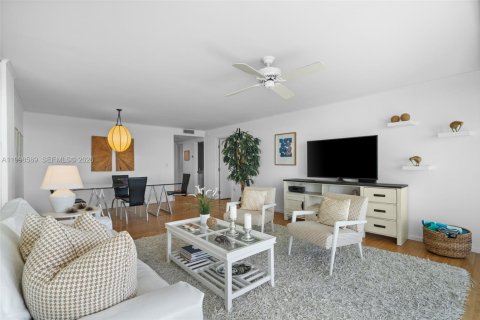 Condominio en venta en Key Biscayne, Florida, 1 dormitorio, 78.04 m2 № 2060448 - foto 8