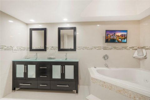 Снять в аренду кондоминиум в Халландейл-Бич, Флорида 2 спальни, 181.62м2, № 1871869 - фото 13