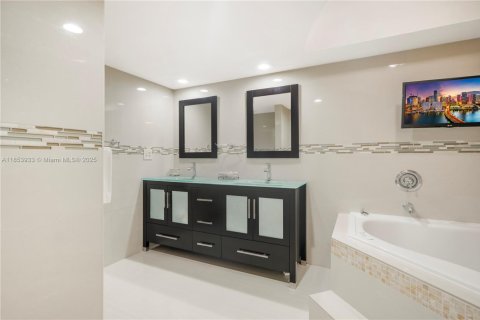 Снять в аренду кондоминиум в Халландейл-Бич, Флорида 2 спальни, 181.62м2, № 1871869 - фото 12